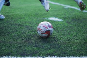FIFA更新排名！日本稳居亚洲榜首，国足第13，身后追兵仅差0.4分（配图示意）